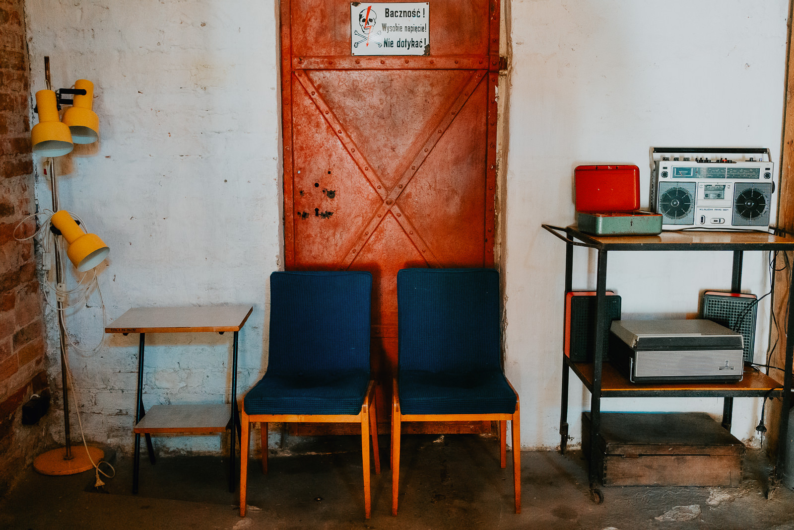 czerwone drzwi i stare meble osada młyńska wesele fotograf piotr czyżewski