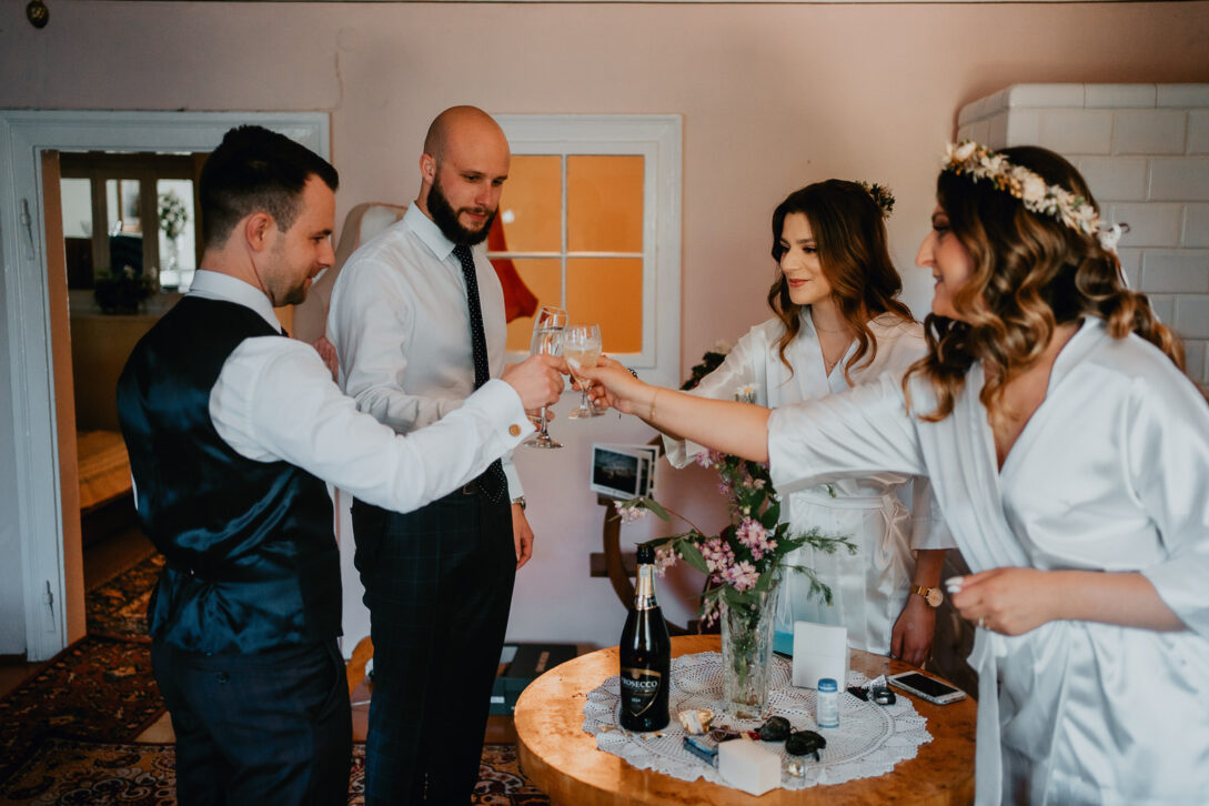 toast pary młodej ze świadkami osada młyńska wesele fotograf piotr czyżewski