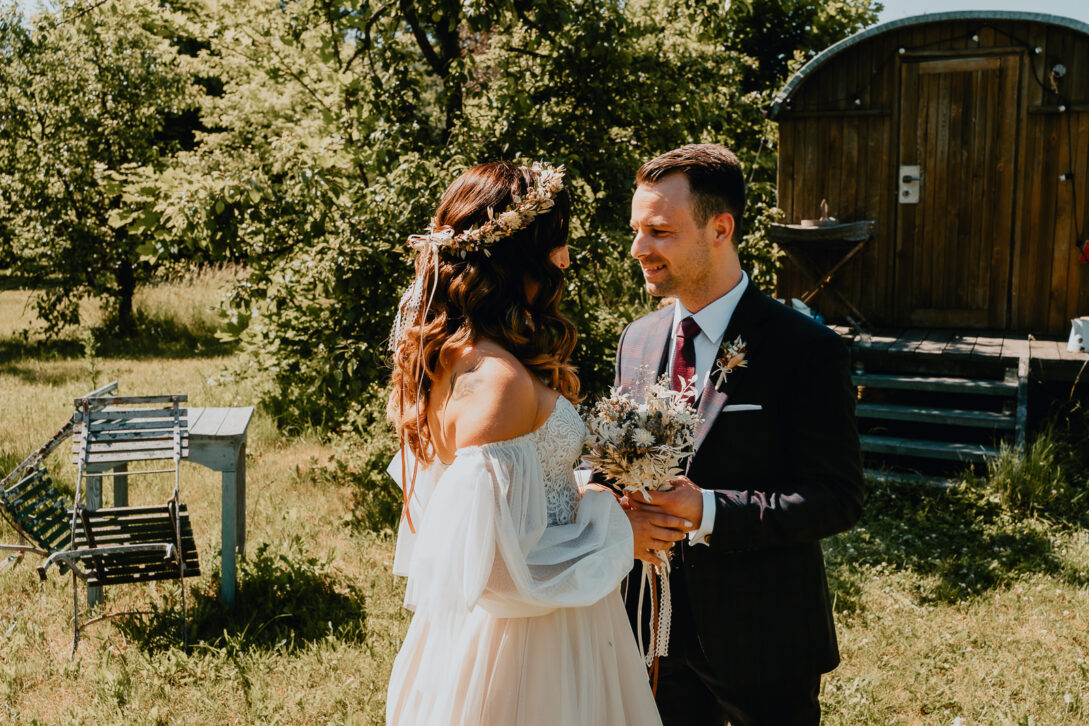 spotkanie pary mlodej przed ślubem osada młyńska wesele fotograf piotr czyżewski