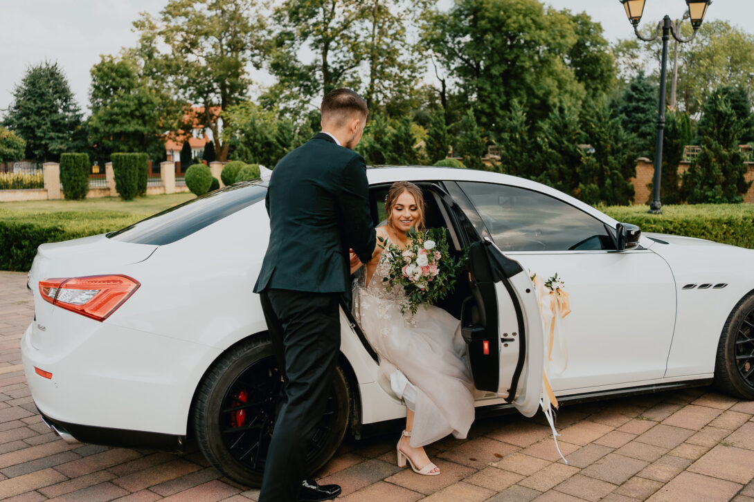 wysiadanie pary młodej przed kosciolem maserati Piotr Czyżewski fotograf na ślub i wesele stara drukarnia