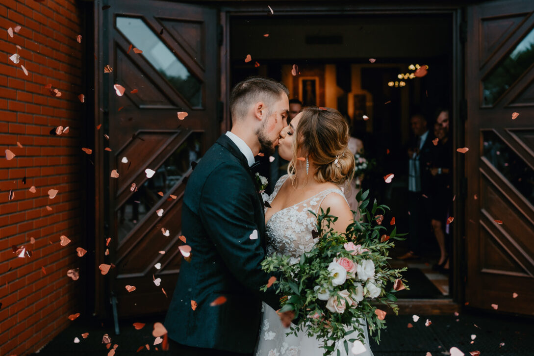 pocałunek po wyjściu z kościoła w konfetti Piotr Czyżewski fotograf na ślub i wesele stara drukarnia