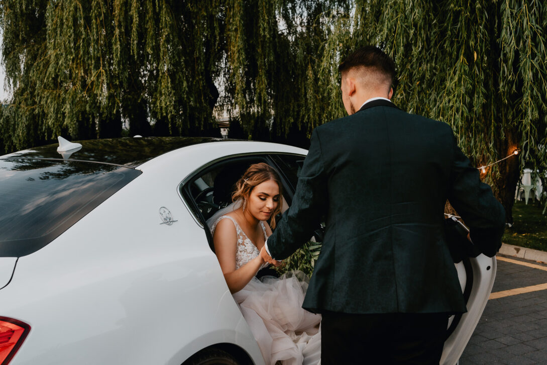 panna młoda wysiada z maserati Piotr Czyżewski fotograf na ślub i wesele stara drukarnia