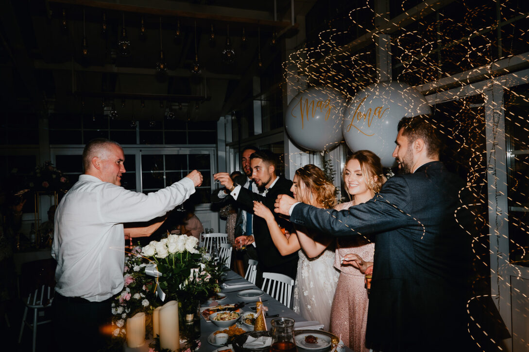 toast za zdrowie pary młodej Piotr Czyżewski fotograf na ślub i wesele stara drukarnia