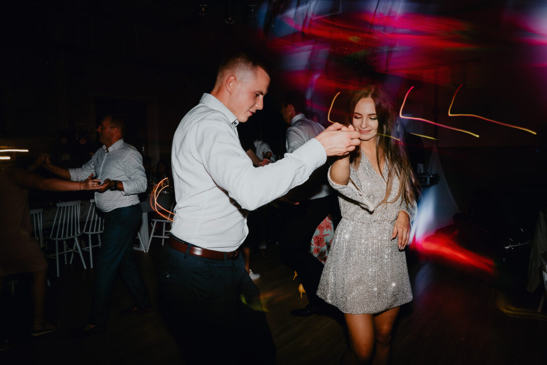 tańcząca para na weselu Piotr Czyżewski fotograf na ślub i wesele stara drukarnia