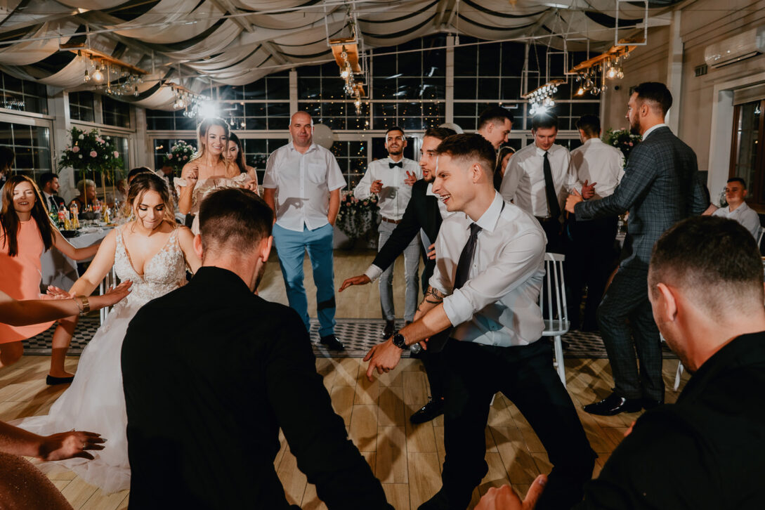 goście weselni podczas oczepin Piotr Czyżewski fotograf na ślub i wesele stara drukarnia