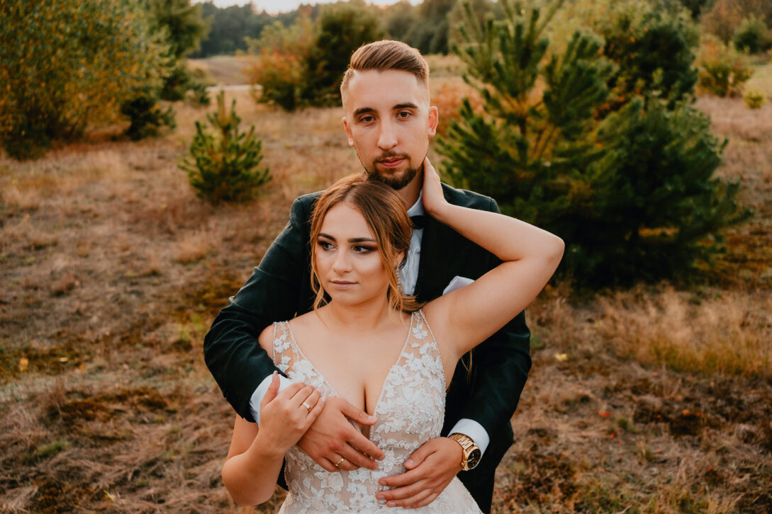 portret pary młodej na łące Piotr Czyżewski fotograf na ślub i wesele stara drukarnia