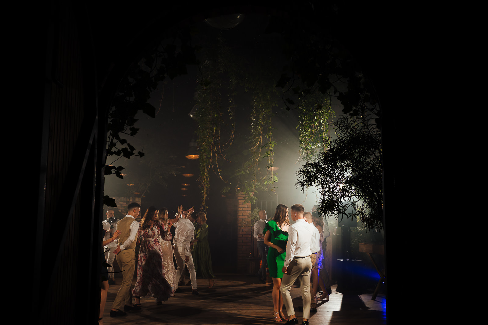 tańczący goście w dużej stajni cicha 23 piotr czyżewski fotograf