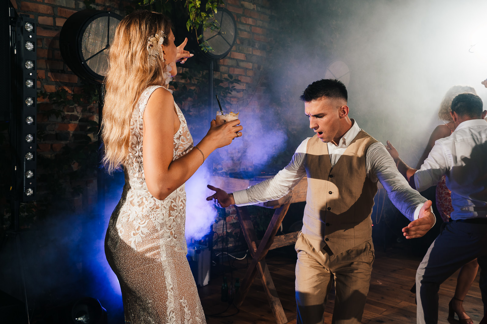 tańcząca młoda para w cicha 23 piotr czyżewski fotograf