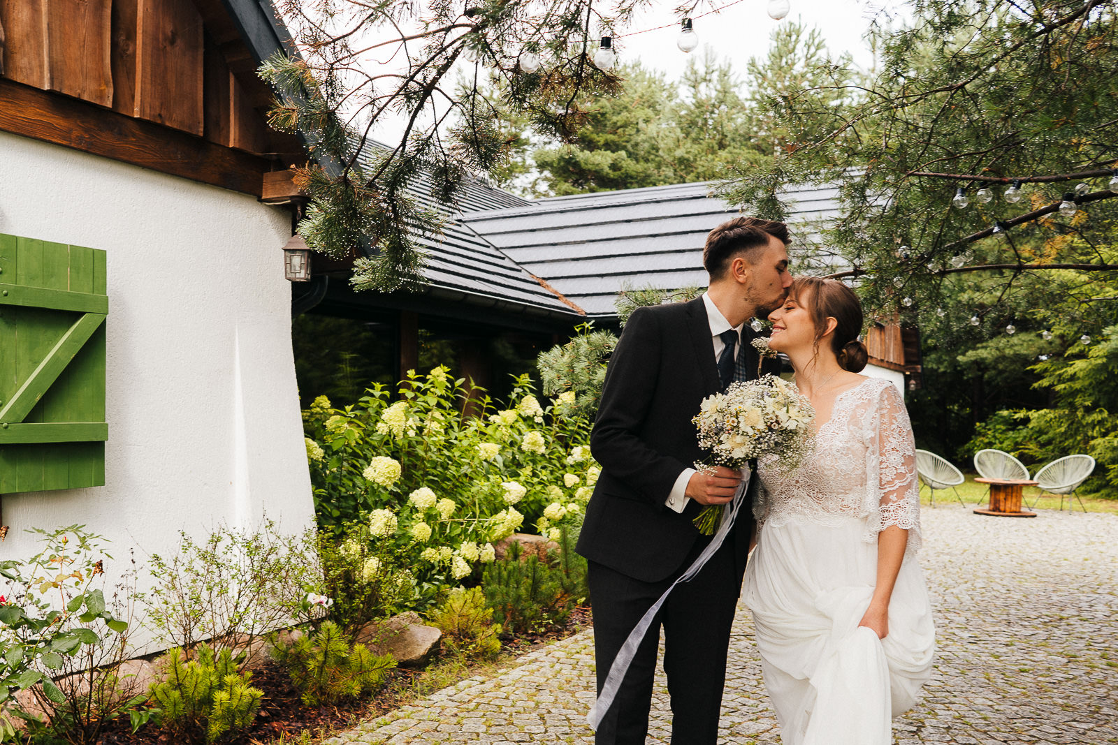 pocałunek pary mlodej ogród babette naturalne zdjęcia ślubne