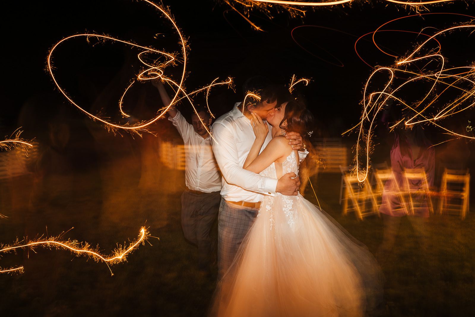 pocałunek pary mlodej hacienda barnhouse zimne ognie naturalne zdjęcia ślubne