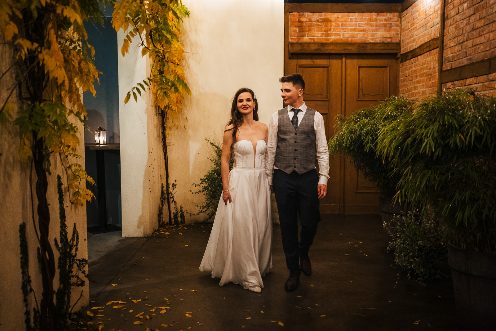 spacerująca para młoda w spichlerzu villa juliana naturalne zdjęcia ślubne