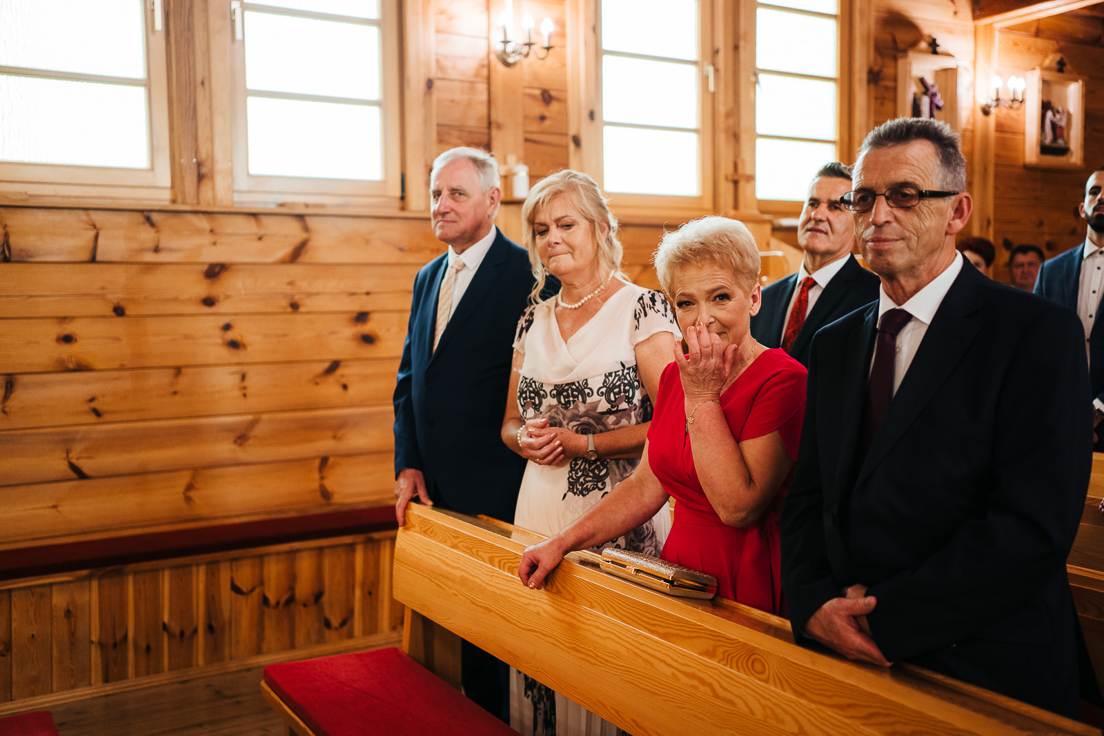 wzruszeni rodzice hacienda barnhouse fotograf na ślub Piotr Czyzewski