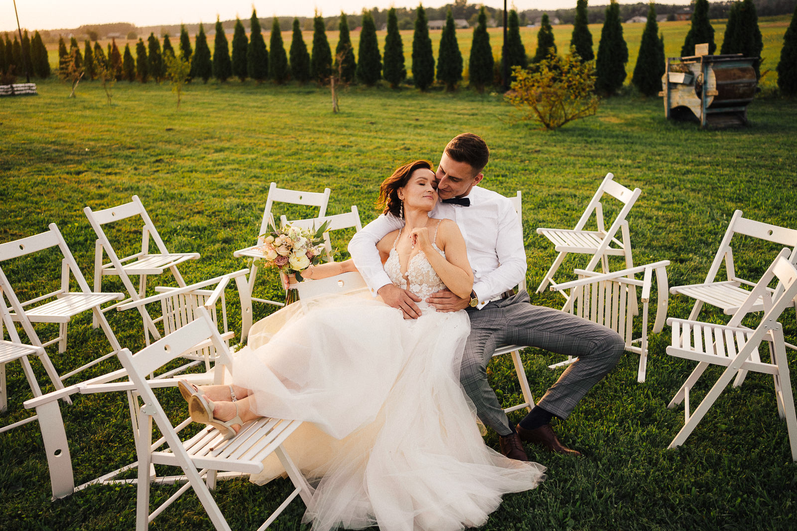 para młoda na białych drewnianych krzesełakaw podczas sesji w hacienda barnhouse fotograf na ślub Piotr Czyzewski