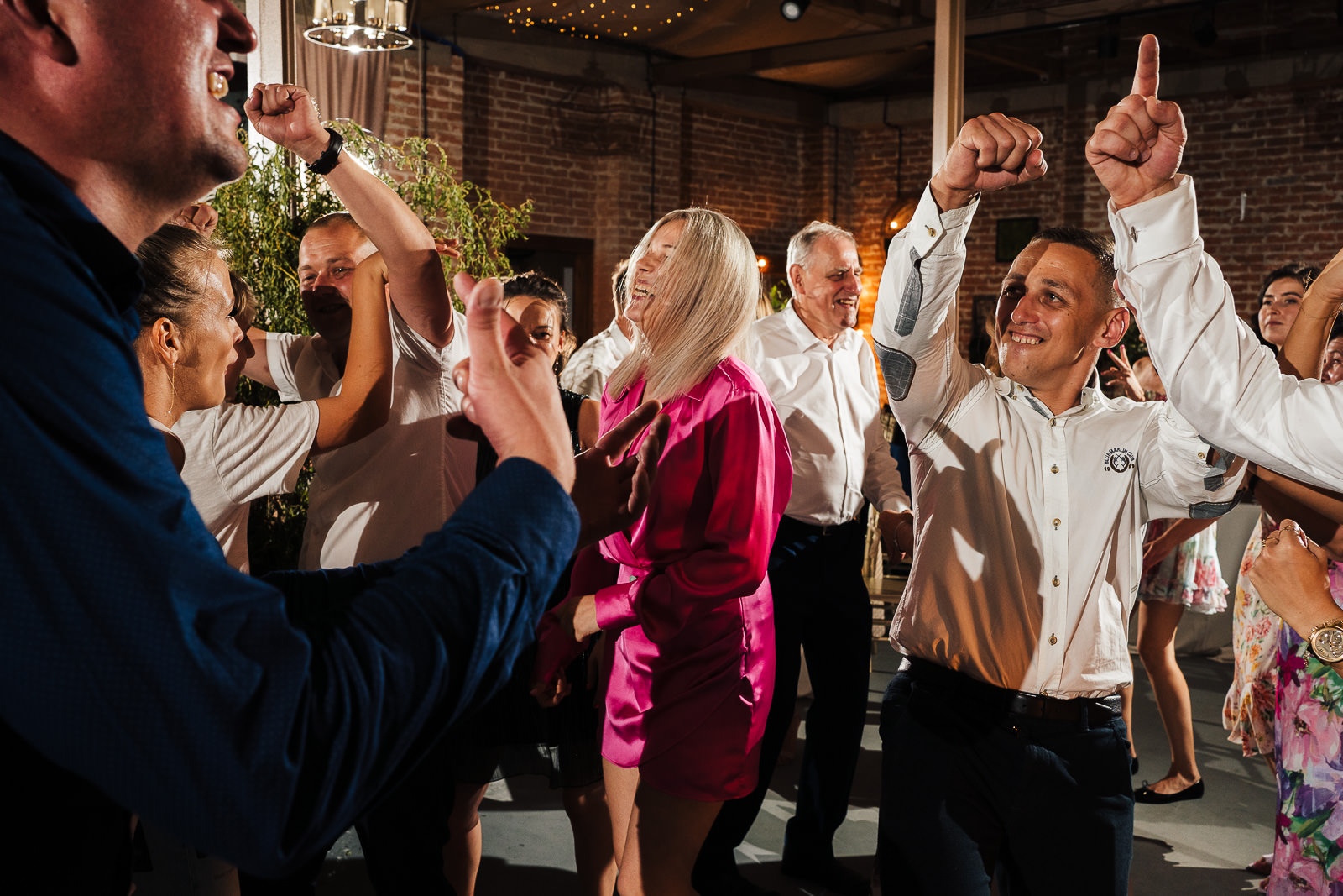 goscie tance sala weselna hacienda barnhouse fotograf na ślub Piotr Czyzewski