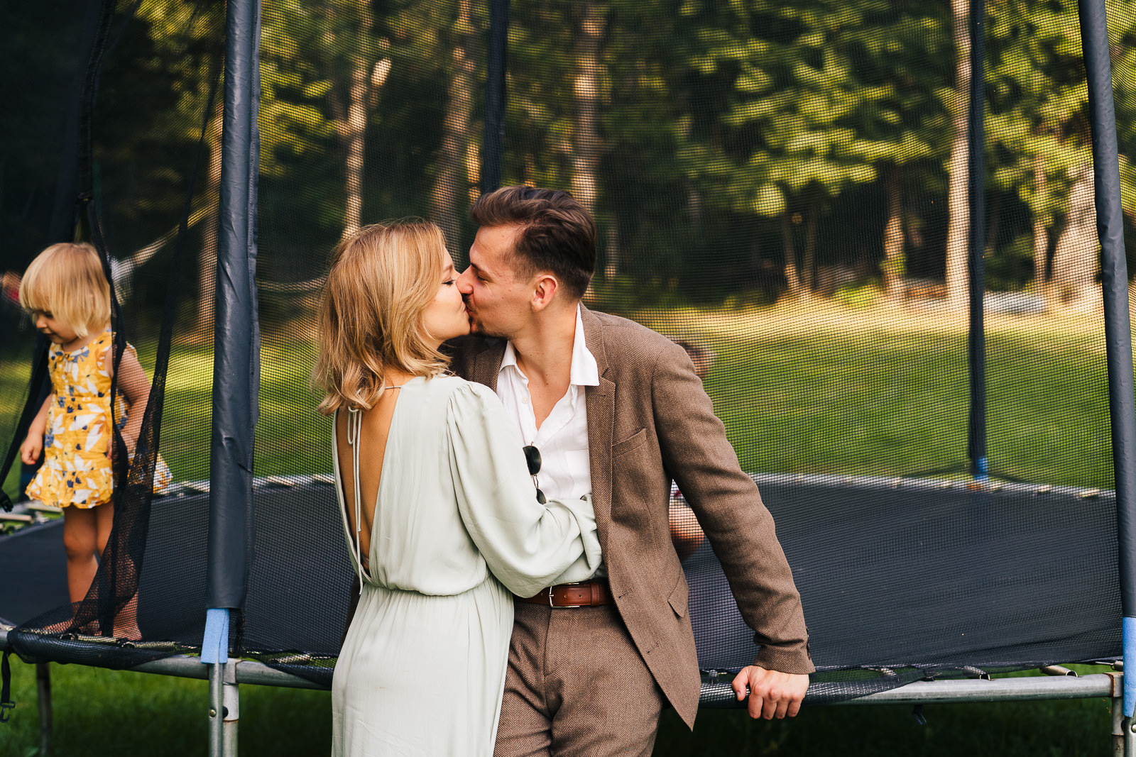 pocałunek przy trampolinie zbójna góra fotograf na ślub piotr czyżewski fotografia