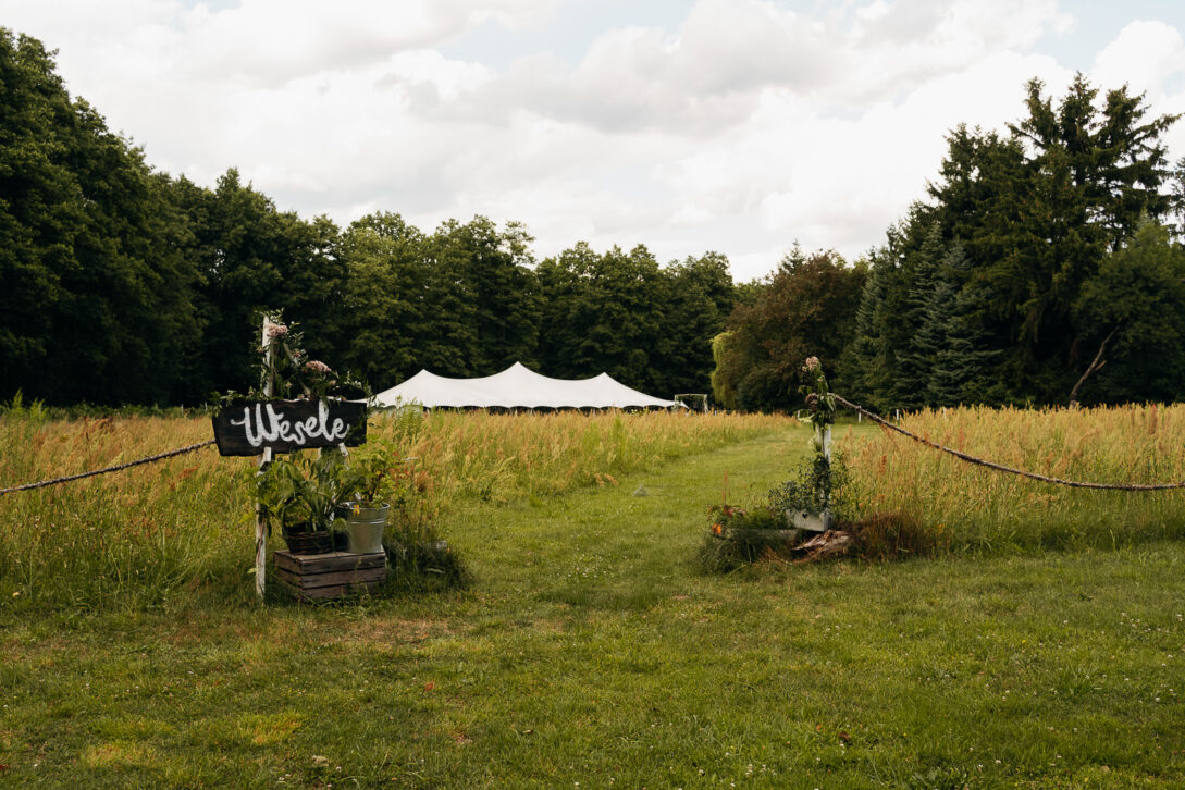 namiot łąka polana wesele plenerowy ślub humanistyczny zbójna góra piotr czyżewski fotograf na ślub