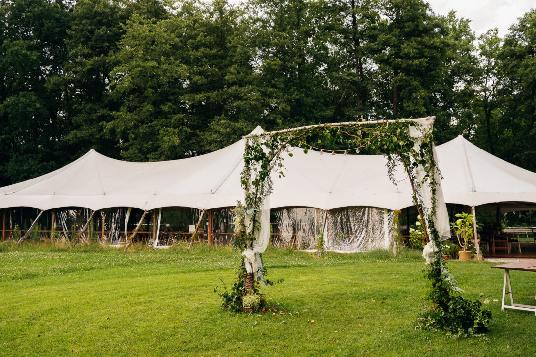 namiot na wesele plenerowy ślub humanistyczny zbójna góra piotr czyżewski fotograf na ślub