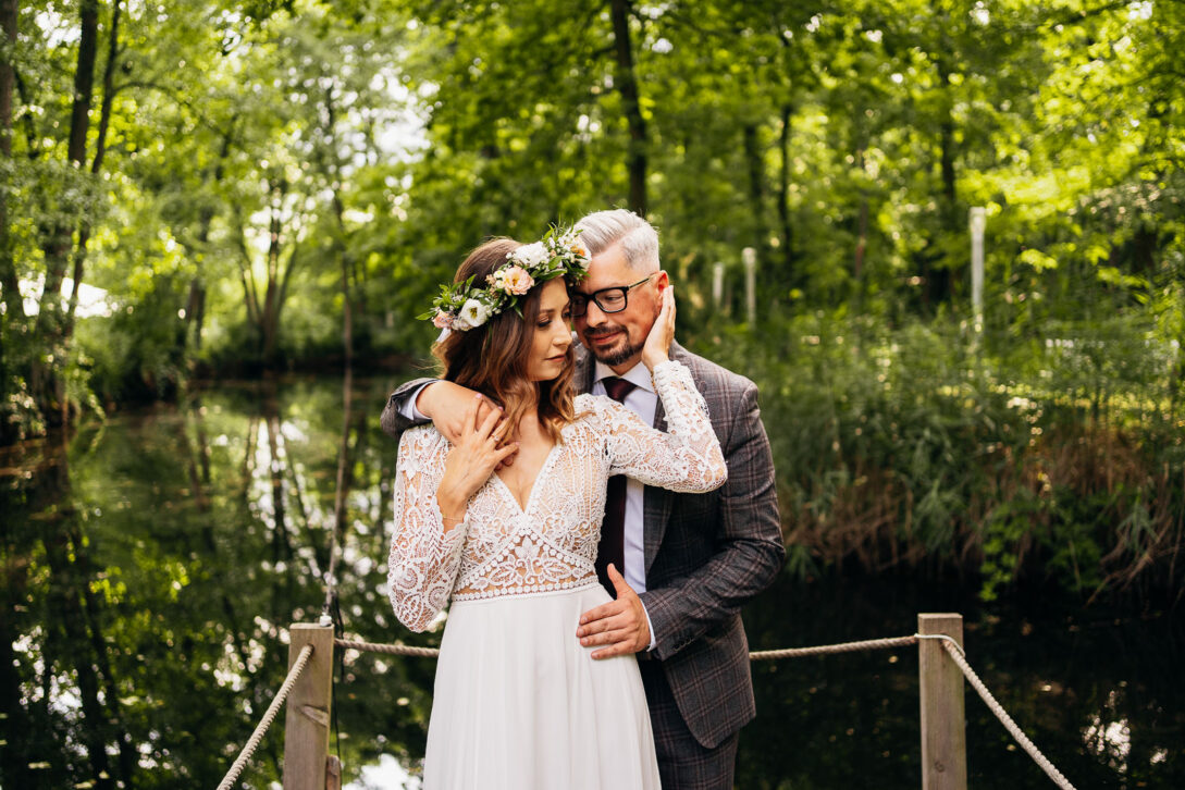 koronkowa suknia slubna wianek plenerowy ślub humanistyczny zbójna góra piotr czyżewski fotograf na ślub