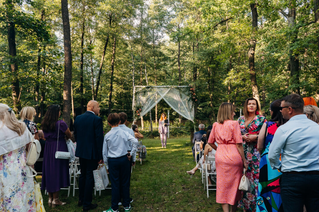 slub ceremonia w plenerze goście ślubni plenerowy ślub humanistyczny zbójna góra piotr czyżewski fotograf na ślub
